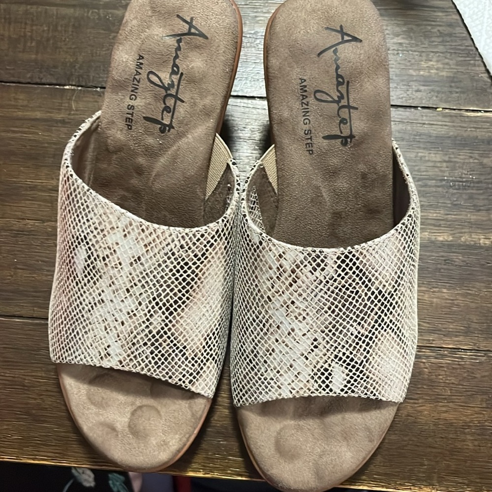 AMAZTEP Comfortable Slip on Wedge Sandals Size 7 upper Leather🌺